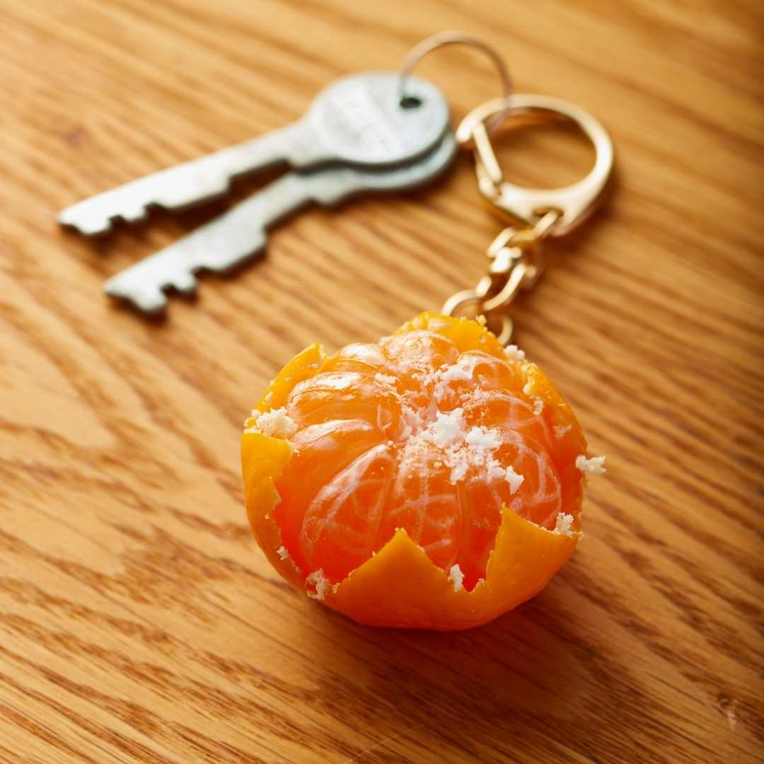 むきかけみかん キーホルダー 食品サンプル おもしろ雑貨 食品モチーフ プレゼント ギフト 誕生日 送り物 インテリア みかん フルーツ 果物