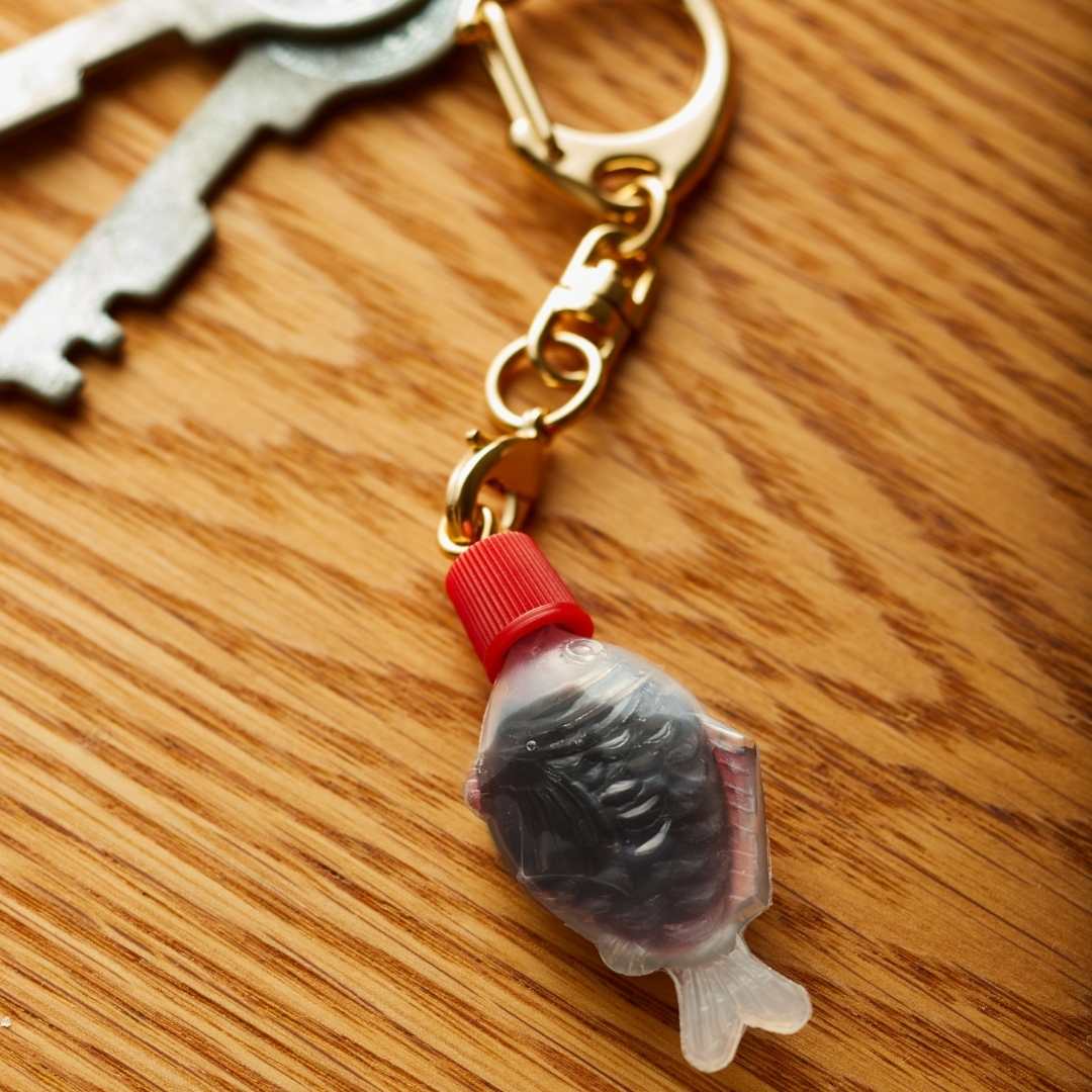 タレビン魚醤油S キーホルダー 食品サンプル おもしろ雑貨 食品モチーフ プレゼント ギフト 誕生日 送り物 インテリア 醤油魚 弁当 醤油さし